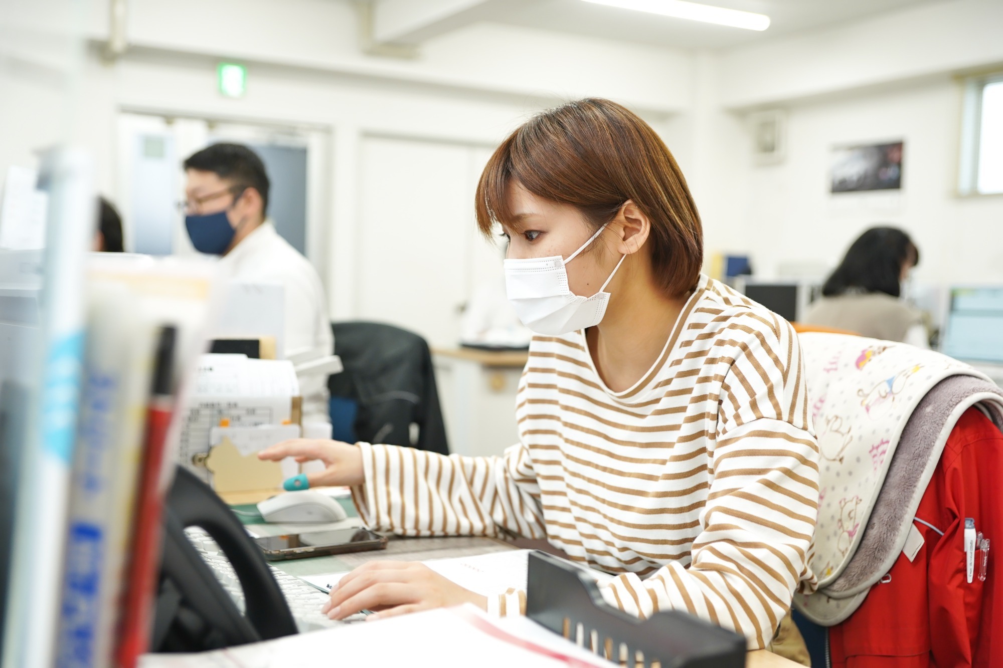 写真：電話対応するスタッフ